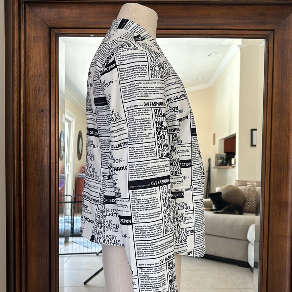 OVI Women’s fitted newspaper print Jacket Size  Large - Picture 4 of 9